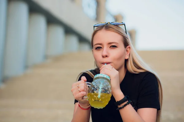 Bella ragazza bionda con vetro rinfrescante limonata — Foto Stock