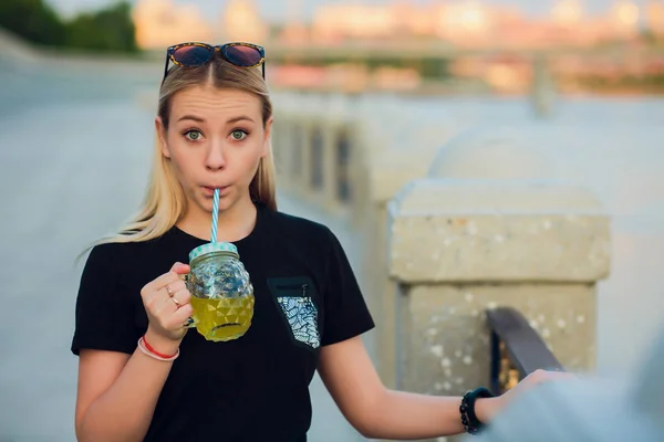 Bella ragazza bionda con vetro rinfrescante limonata — Foto Stock