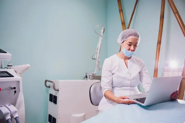 Ragazza allegra utilizzando internet per la vendita di cosmetologia — Foto Stock