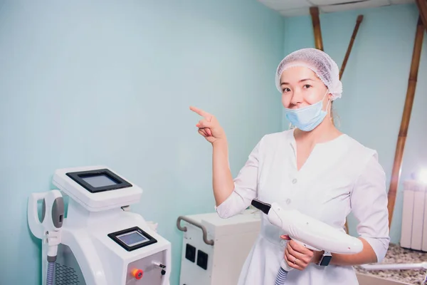 Specialista tiene il pezzo della mano per la depilazione nelle mani per la procedura cosmetica — Foto Stock