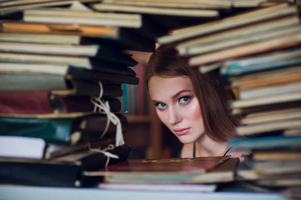Красивая студентка в университетской библиотеке — стоковое фото