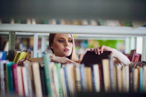 Vacker kvinnlig student i biblioteket — Stockfoto