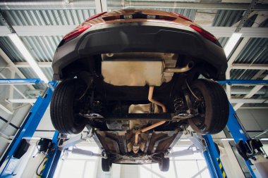 Genç makinist araba altında tekerlek hizmetinde sabitleme