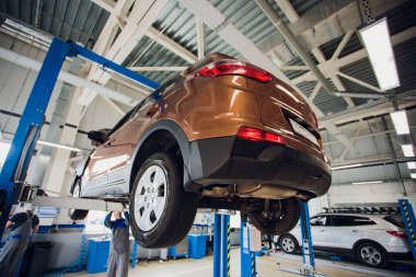 Genç makinist araba altında tekerlek hizmetinde sabitleme