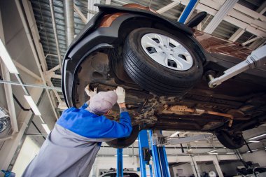Genç makinist araba altında tekerlek hizmetinde sabitleme