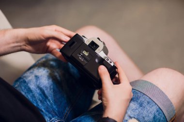 adam film kamerada fotoğraf film kartuşu takma