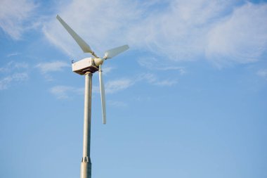 Yel değirmenleri için elektrik enerjisi üretim boşaltmak ile bulutlu gökyüzü karşı