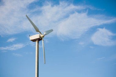 Yel değirmenleri için elektrik enerjisi üretim boşaltmak ile bulutlu gökyüzü karşı.