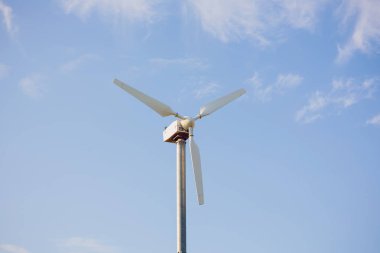 Yel değirmenleri için elektrik enerjisi üretim boşaltmak ile bulutlu gökyüzü karşı