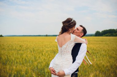 Gelin ve damat sahada..