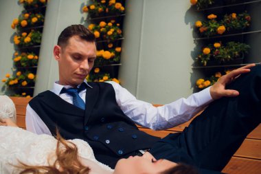 Gelin ve damat şehir etrafında yürüyüş.