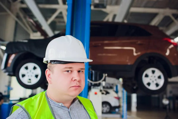 Zákazník se dívá na práci v dílně kola automobilu za auto v provozu — Stock fotografie