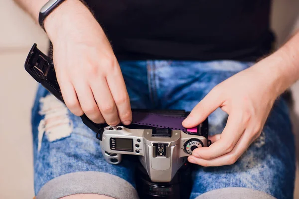 Mann installiert Fotokassette in Filmkamera — Stockfoto