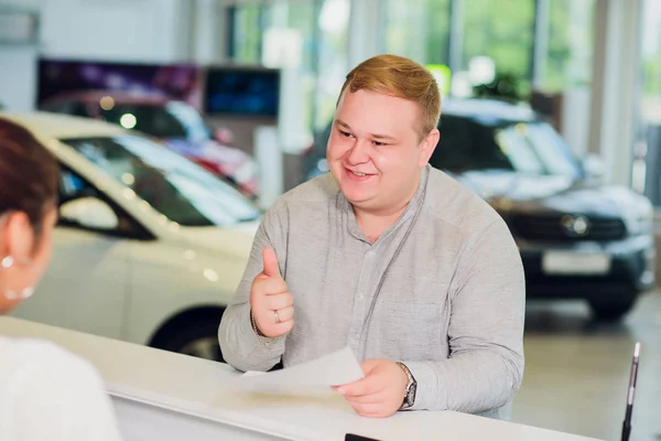 Úspěšný podnikatel v prodejnu aut - prodej vozů zákazníkům — Stock fotografie
