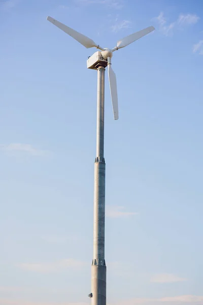 Wiatraki do produkcji energii elektrycznej z pochmurnego nieba z lato — Zdjęcie stockowe
