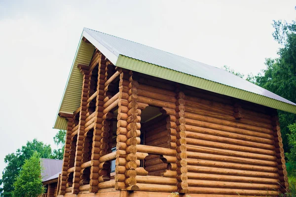 Сучасний дерев'яний будинок в лісовому середовищі — стокове фото