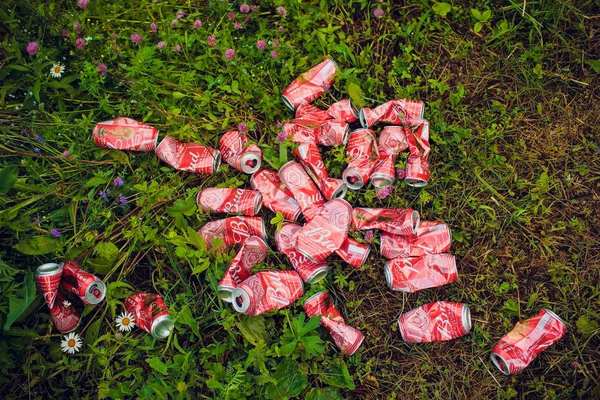 Ufa, Rusia 11 de julio de 2018: La cerveza comprimida puede tener un primer plano. consecuencias de los aficionados al fútbol. concepto de ecología, basura —  Fotos de Stock