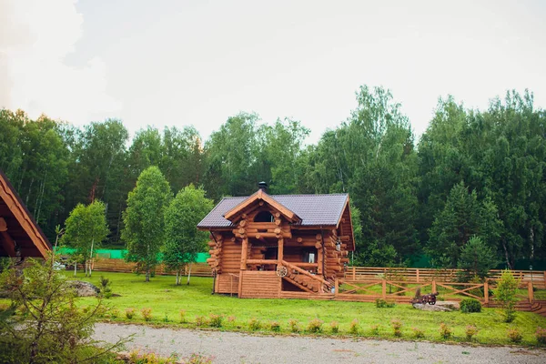 Modern Log kabin haza erdei környezetben — Stock Fotó