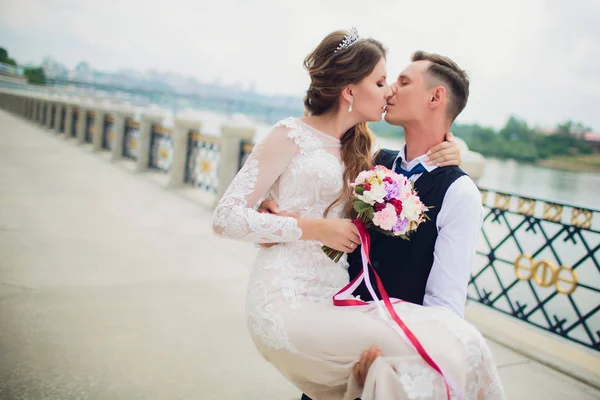 Stylový nevěsty a ženicha, představuje na pozadí řeky. — Stock fotografie