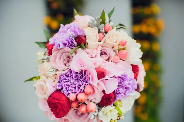 Smíšené aranžování květin: svatební květiny v růžové a fialové modré. — Stock fotografie