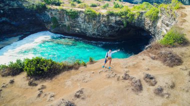 Broken genç kadında Bali Nusa Penida Adası nex güzel rock Sahili plaj