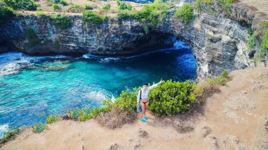 Broken genç kadında Bali Nusa Penida Adası nex güzel rock Sahili plaj