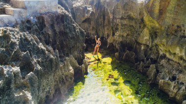 Melekler Billabong plaj, doğal havuzu Nusa Penida Adası üzerinde Klingung regency, Bali, Endonezya