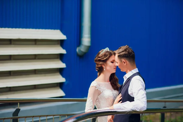 市、結婚式の日、結婚の概念を歩いて新郎新婦都市の背景に新郎新婦。結婚式の日、階段に行く若いカップル. — ストック写真