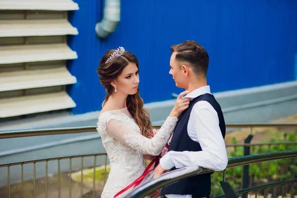 市、結婚式の日、結婚の概念を歩いて新郎新婦都市の背景に新郎新婦。結婚式の日、階段に行く若いカップル. — ストック写真