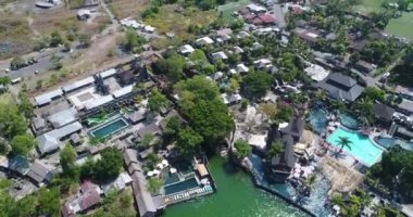 Geleneksel Bali balık çiftliğinde güzel göl batık Batur tam kare bambu kafes uçan hava. Bali, Endonezya Batur Gölü kıyısında küçük bir balıkçı köyü. Asya'da yetiştiriciliği balık