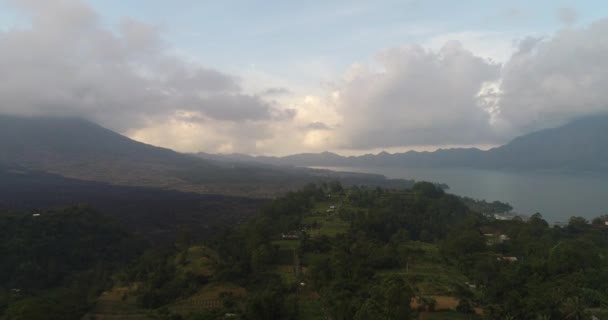 Nube sobre bosques verdes. Vista aérea sobre la selva tropical en montañas con niebla blanca, nubes, Bali, Indonesia. Niebla sobre la selva. Imágenes aéreas 4K . — Vídeos de Stock