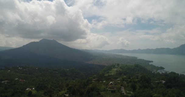 Mrak nad zelenými lesy. Letecký pohled na tropický deštný prales v horách s bílá mlha, mraky, Bali, Indonésie. Mlha nad džunglí. 4 k letecké záběry. — Stock video