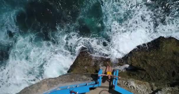 Vista aérea de Papakolea Green Sand Beach, Mahana Point Surf Place Mujer joven en Playa rota Mujer joven en Playa rota — Vídeos de Stock