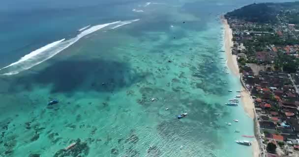 Manta Bay lub Kelingking Beach na wyspie Nusa Penida, Bali, Indonezja — Wideo stockowe