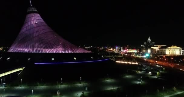 Astana, Kazajstán - 8 de octubre de 2018: Vídeo de la ciudad de Almaty, Kazajstán. Noche aérea . — Vídeos de Stock