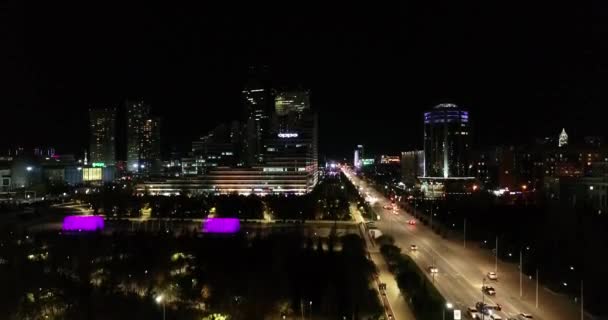 Astana, Kazakistan - 8 Ekim 2018: Video alma ata, Kazakistan şehir. Hava gece. — Stok video