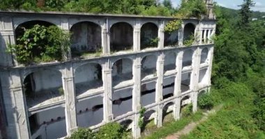 eski grafik Hava bozuyor. Abhazya. eski ev.