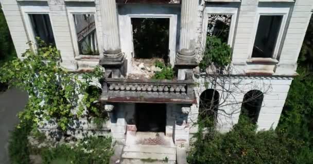 Antigo gráfico ruínas aéreas. Abcásia. casa velha . — Vídeo de Stock