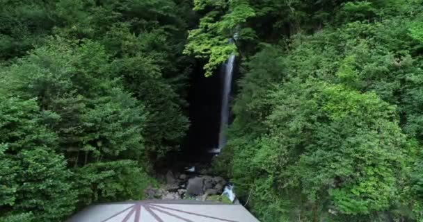 Cascada Paisaje en cañón rocoso Viaje sereno vista panorámica poder de concepto de la naturaleza. Abjasia, cascada aérea . — Vídeo de stock