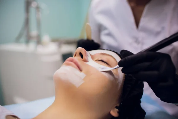 Prozess kosmetische Maske Massage und Gesichtsbehandlungen im Schönheitssalon — Stockfoto