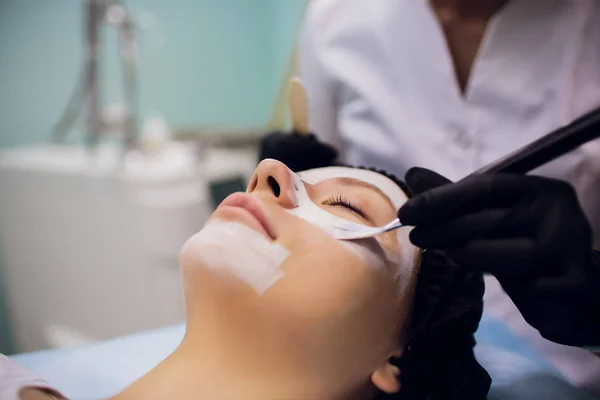 Process cosmetic mask massage and facials in beauty salon — Stock Photo, Image