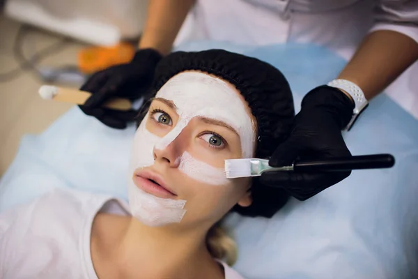 İşlem kozmetik maskesi masaj ve Cilt Bakımı Güzellik Salonu — Stok fotoğraf