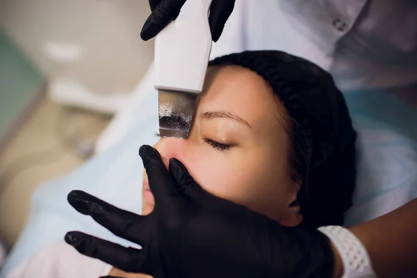 Mulher recebendo terapia de limpeza com equipamentos ultrassônicos profissionais no escritório de cosmetologia — Fotografia de Stock