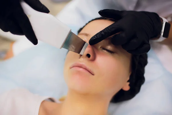 Женщина, получающая очищающую терапию с помощью профессионального ультразвукового оборудования в косметологическом кабинете — стоковое фото