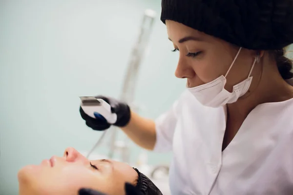Kobieta, otrzymujących terapii oczyszczających w profesjonalny sprzęt ultradźwiękowy w gabinecie kosmetologii — Zdjęcie stockowe