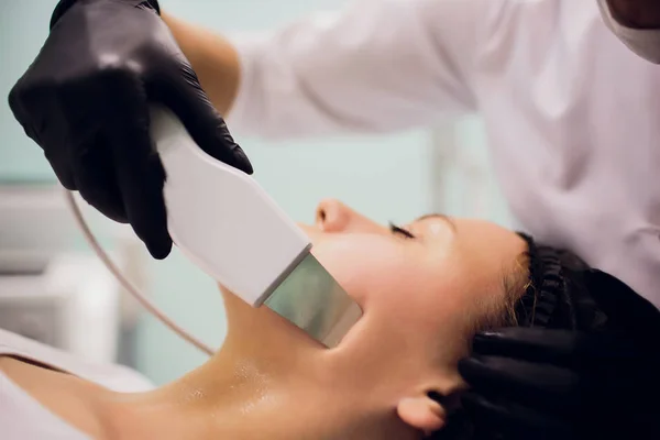 Wanita menerima terapi pembersihan dengan peralatan ultrasonik profesional di kantor kosmetologi — Stok Foto
