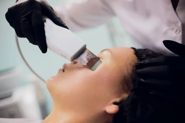 Vrouw reinigende therapie met professionele ultrasoon apparatuur ontvangen in cosmetologie kantoor — Stockfoto