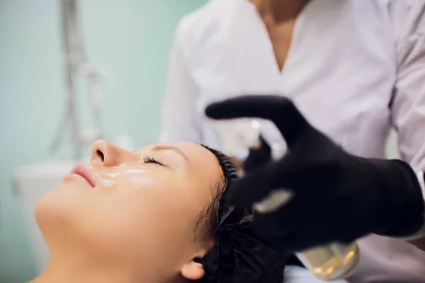 美容办公室专业超声波设备接受清洁治疗的妇女 — 图库照片