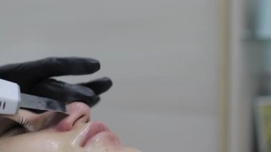 Kozmetik ofiste profesyonel ültrasyon cihazları ile temizlik tedavi alan kadın.