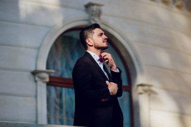 Şovmen. Mikrofon tutan genç zarif konuşan adam